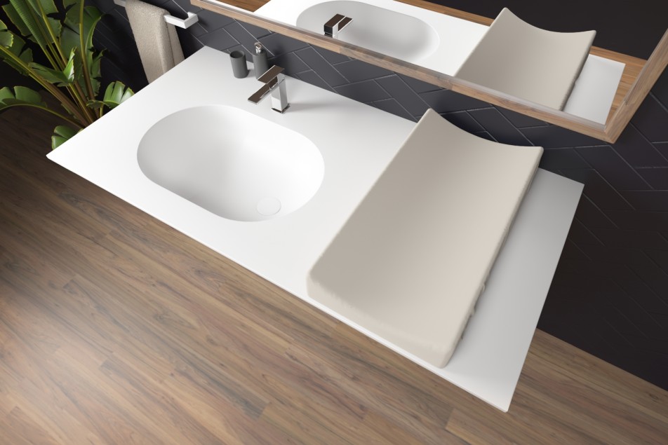 CORIAN® single KANGOUROU bathtub side view with changing mat