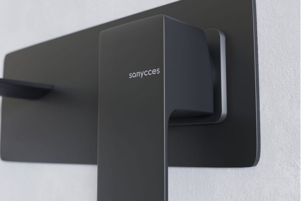 CUBO Matte Black single-lever on wall-mounted plate side view