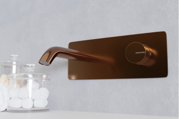 LOOP K wall-mounted mixer on brushed copper (or rose gold) plate Sanycces side view