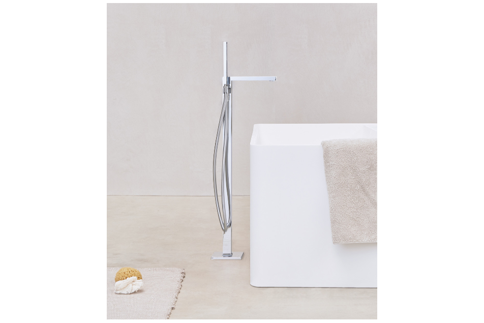 Bright Chrome CUBO bath tap by Sanycces front view